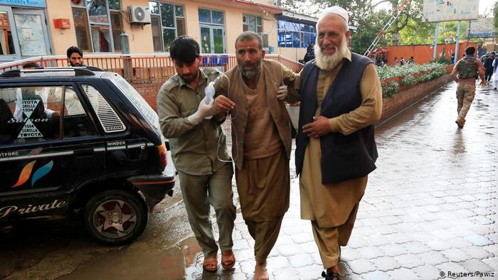 Afghanistan Jalalabad | Menschen helfen verwundeten nach Bombenanschlag an Moschee (Reuters/Pawiz)