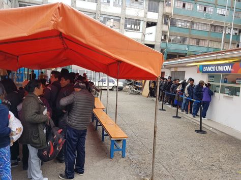 Un grupo de personas forman filas en las oficinas del Segip, en la calle Sucre de La Paz.