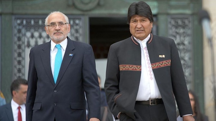 El ex presidente Carlos Mesa y Evo Morales, juntos en La Haya en 2018, donde perdieron la dispuesta legal con Chile por el acceso al Océano Pacífico. Ahora, se disputarán la presidencia.
