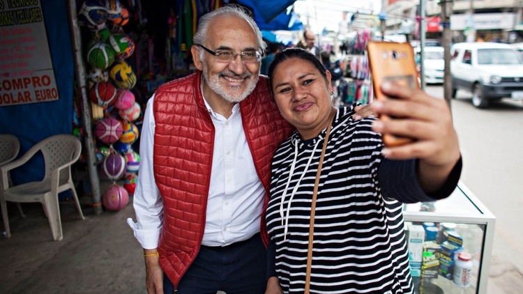 Carlos Mesa y una selfie con una de sus seguidoras en Santa Cruz