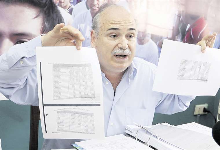 Alberto Lozada mostró ayer en conferencia de prensa un informe económico en la que no aparece como deudor, sí como acreedor . Foto: FUAD LANDÍVAR