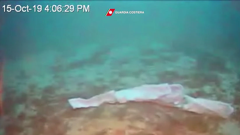 Hallan el cadáver de una madre abrazada a su bebé en el fondo del Mediterráneo (VIDEO)