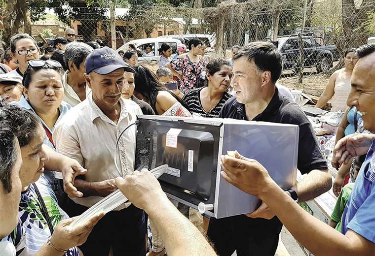 El ministro de la Presidencia, Juan Ramón Quintana, participó de la entrega de cocinas en Roboré. Foto: ABI