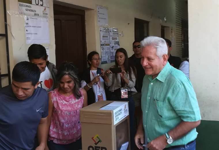 El gobernador cruceño emitió su voto en el colegio Gabriel René Moreno