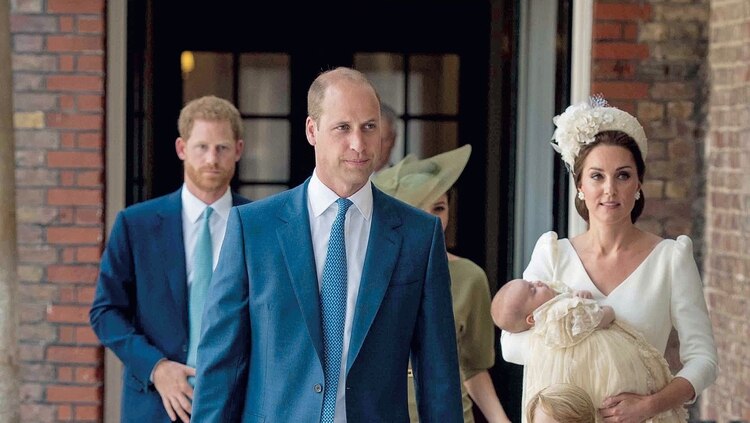 El príncipe William y Kate Middleton llegan para el bautismo de su hijo Louis junto a Harry y Meghan Markle 