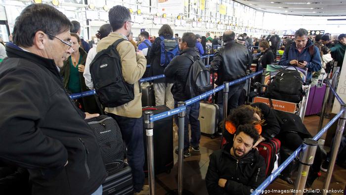 Pasajeros esperan en el aeropuerto de Santiago de Chile. (20.10.2019).