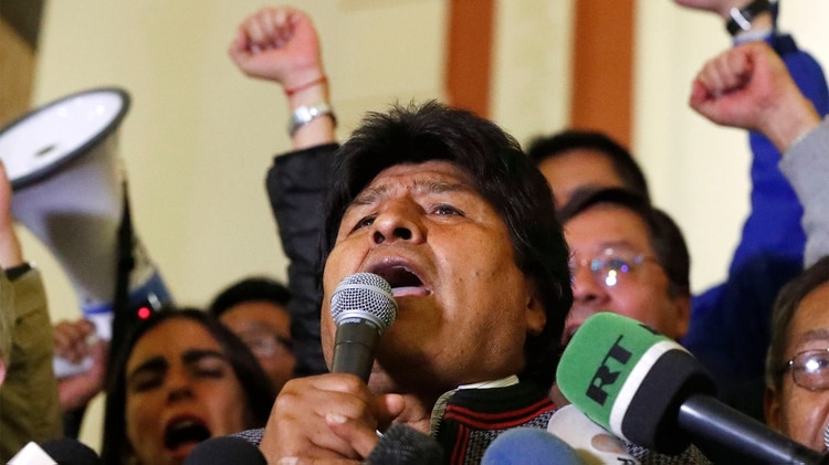 El presidente Evo Morales anuncia desde el Palacio Quemado su triunfo pese a los resultados parciales que indicaban una posible segunda vuelta con su rival, Carlos Mesa (AP)