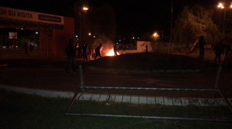 Enfrentamiento en el recinto ferial de la laguna Alalay. | Gerardo Bravo