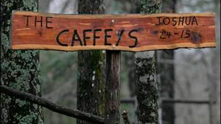 El lugar en el bosque que recuerda donde estaba la casa de los Caffey (AP)