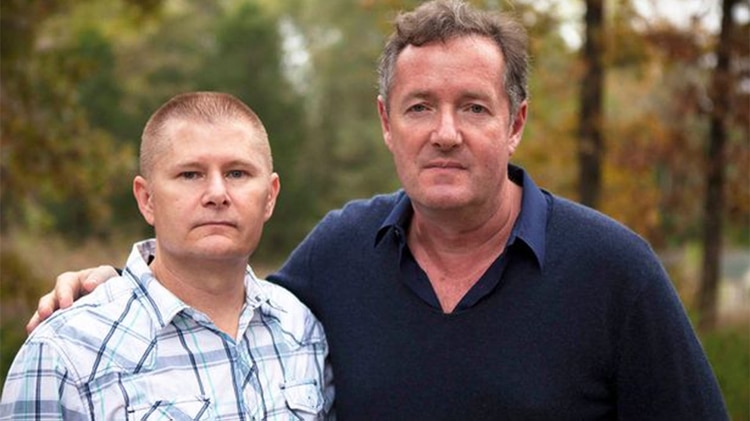 Terry Caffey y el periodista británico Piers Morgan que reconstruyó la historia y volvió al lugar de los hechos (Imagen ITV)