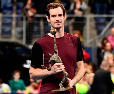 Andy Murray con el trofeo después de ganar al suizo Stanislas Wawrinka. Foto: AFP