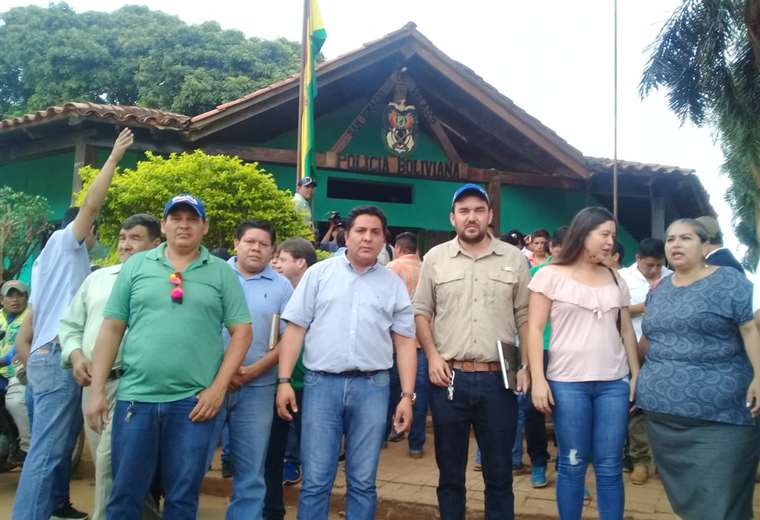 Los cívicos de San Ignacio de Velasco, tras la reunión. Foto. Carlos Quinquiví