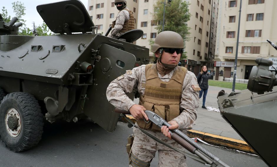 La semana pasada, el presidente de Chile, Sebastián Piñera, decretó el estado de emergencia en todo el país y sacó a los militares a las calles. (REUTERS/Ivan Alvarado).
