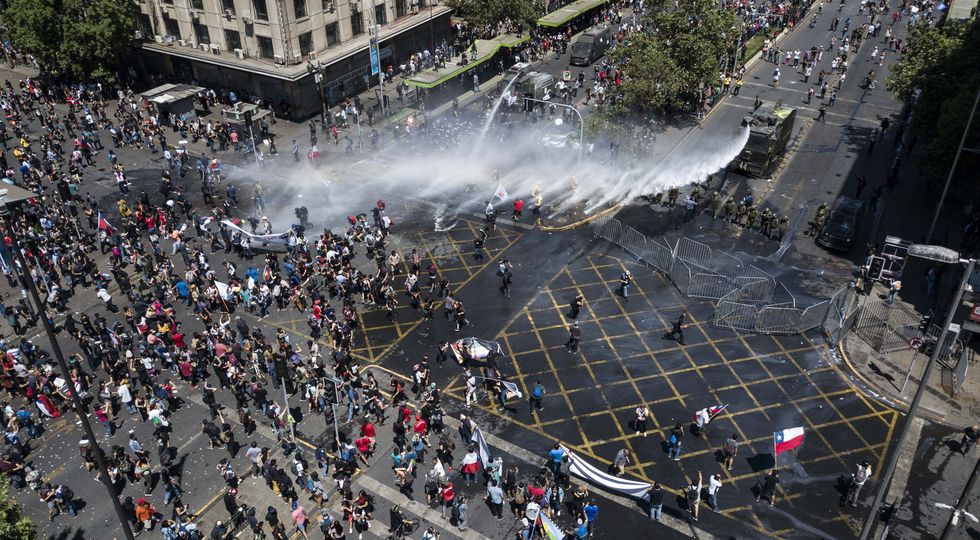 La policía reprime la multitudinaria protesta en Santiago de Chile. (AFP / Javier TORRES).