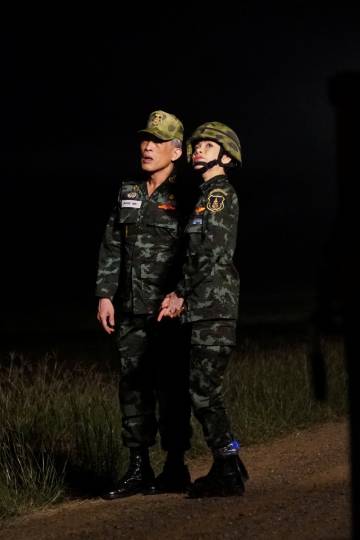 El rey de Tailandia, Maha Vajiralongkorn, y su concubina, en una imagen difundida el pasado 27 de agosto.
