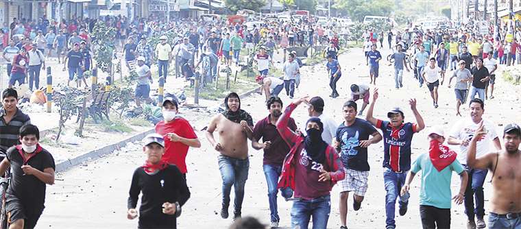 La refriega se dio entre vecinos del Plan Tres Mil que apoyan el paro y los que respaldan al presidente Evo Morales. La Policía gasificó durante toda la jornada 