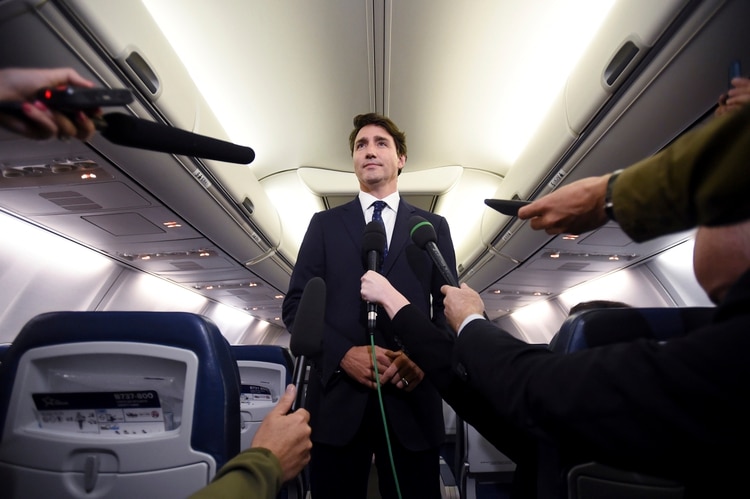 El primer ministro canadiense y líder del Partido Liberal, Justin Trudeau, hace declaraciones a reporteros que lo acompañaban a un acto de campaña cuando iban en un avión en Halifax, Nueva Escocia, el miércoles 18 de septiembre de 2019. (Sean Kilpatrick/The Canadian Press vía AP)