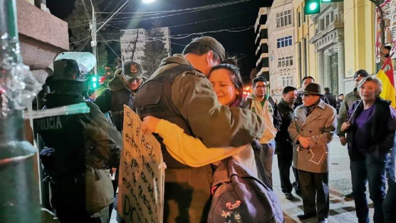 “No sé ni su nombre”, la historia detrás de la foto viral del abrazo entre un policía y una estudiante