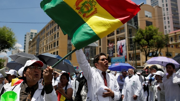 Miles de bolivianos salieron a las calles para protestar con el escrutinio del Tribunal Electoral (Reuters)