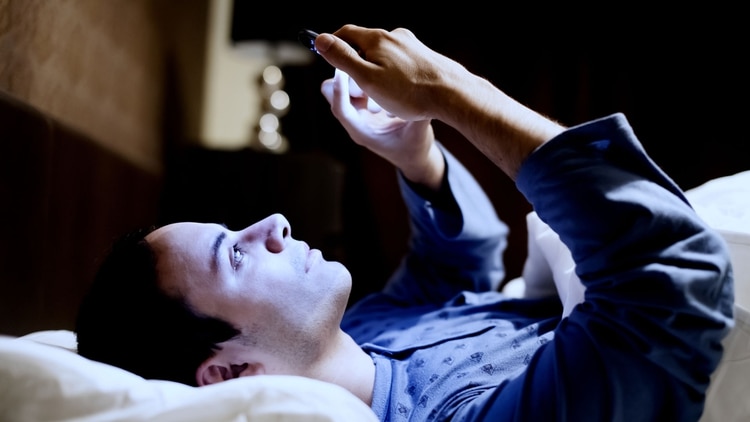 El 61% de los usuarios mira su móvil dentro de los 5 minutos después de despertarse (iStock)