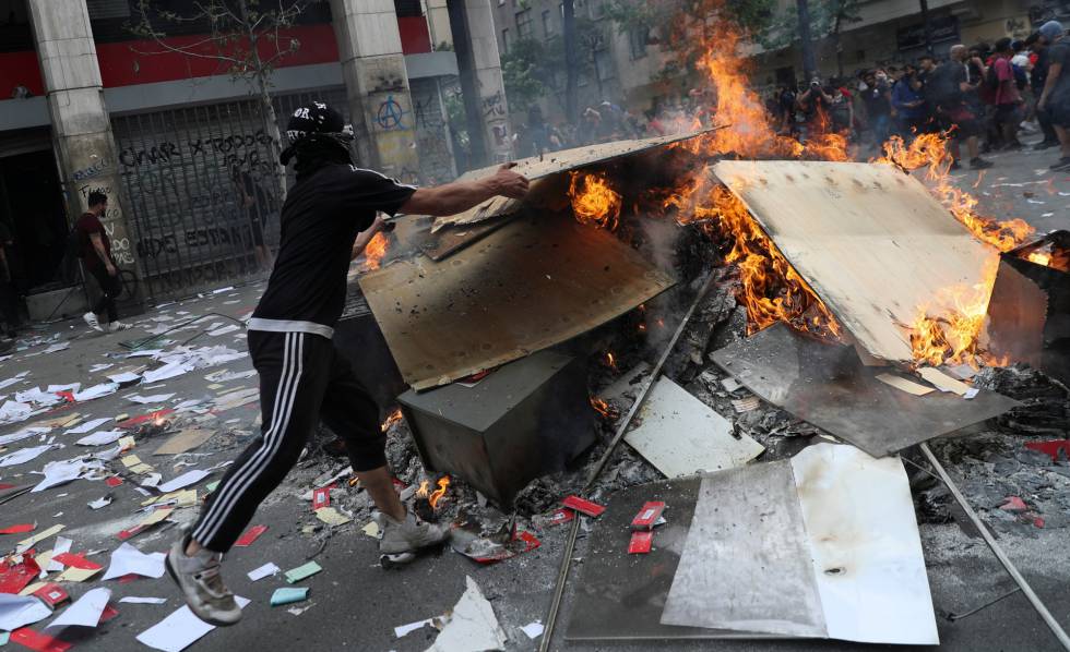 Un manifestante en una protesta en Santiago este viernes. 