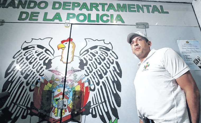 Luis Fernando Camacho, presidente del Comité Cívico, fue al comando policial a preguntar si eran masistas. Foto: JORGE GUTIÉRREZ