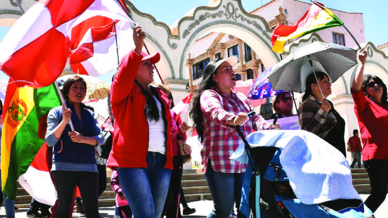 Cierran carreteras en Potosí y en Santa Cruz bloquean hasta con tacús y catres