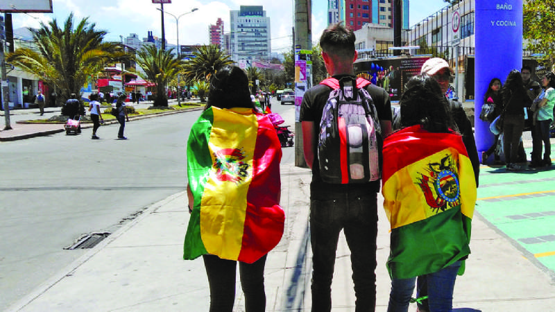 Ni provocación ni racismo, regla de jóvenes que defienden el voto