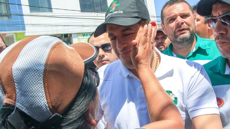 A Camacho le piden selfies en las calles y ya hay un grupo autodenominado 