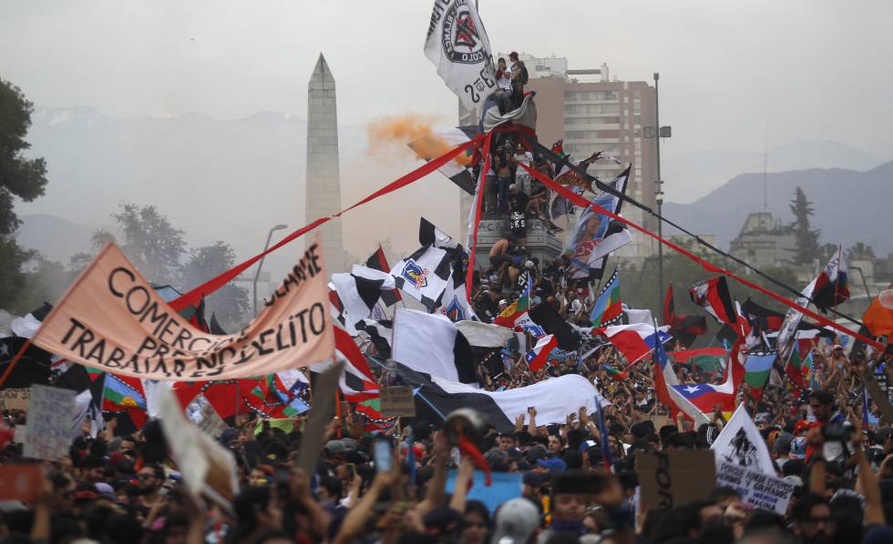 Manifestantes en un monumento este viernes, en Santiago de Chile. 