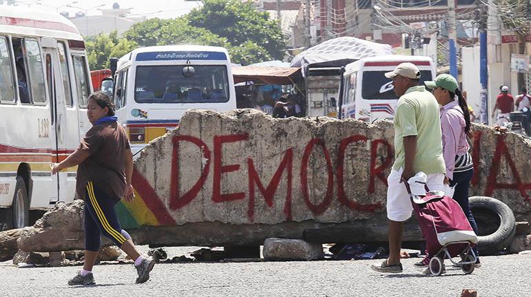 Un punto de bloqueo en Santa Cruz, ayer. | APG