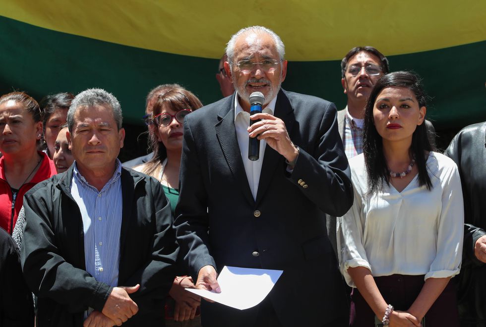 El candidato opositor y expresidente Carlos Mesa leyó el jueves la primera resolución de los opositores bolivianos agrupados en la Coordinadora de Defensa de la Democracia que convocaron a la ciudadanía a mantener las movilizaciones pacíficas hasta lograr que se llame a una segunda vuelta electoral. (Fuente: EFE)