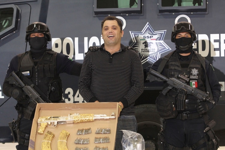 Personal de la Policia Federal, presentaron ante los medios de comunicación a Ramiro Pozos González, apodado “El Molca”, presunto líder y fundador de la organización criminal conocida como La Resistencia. FOTO: SAÚL LÓPEZ /CUARTOSCURO