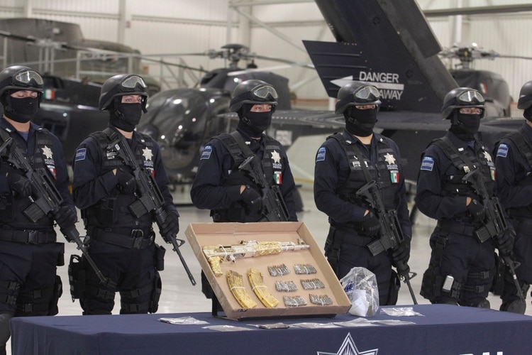 Personal de la Policia Federal, presentaron ante los medios de comunicación a Ramiro Pozos González, apodado “El Molca”, presunto líder y fundador de la organización criminal conocida como La Resistencia. FOTO: SAÚL LÓPEZ /CUARTOSCURO.