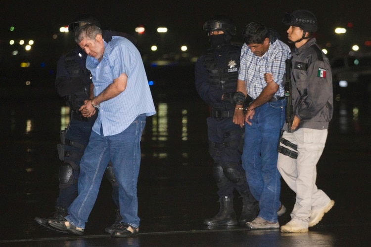  Vicente Carrillo Fuentes, líder del cártel de Juárez, fue trasladado del hangar de la Procuraduría General de la República a la SEIDO para que rinda su declaración con respecto a diversos delitos que se le imputan como narcotráfico y delincuencia organizada. FOTO: IVÁN STEPHENS /CUARTOSCURO