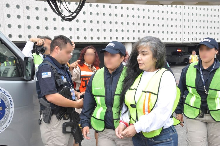  Sandra Ávila Beltrán, conocida como “La Reina del Pacífico” fue extraditada a Estados Unidos en agosto de 2012 y después de cumplir una condena de 70 meses de cárcel, llego hoy al rededor de las 11:00 A.M. junto con otro repatriados de forma voluntaria , a la Terminal 2 del Aeropuerto Internacional de la Ciudad de México, en un vuelo comercial. Posteriormente fue trasladada al hangar de la Procuraduría General de la República, para ser llevada al Penal, de El Rincón, en Tepic, Nayarit. FOTO: PGR /CUARTOSCURO