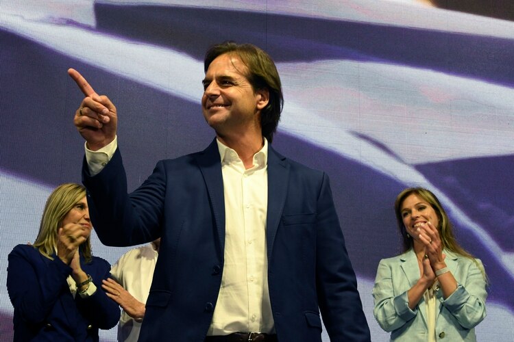  Luis Lacalle Pou, muy emocionado ante sus seguidores (AFP)