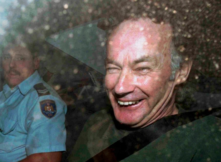 Milat, camino a la corte de Sidney, con una sonrisa en el rostro. Según los fiscales, nunca mostró arrepentimiento (AP Photo/Rick Rycroft, File)
