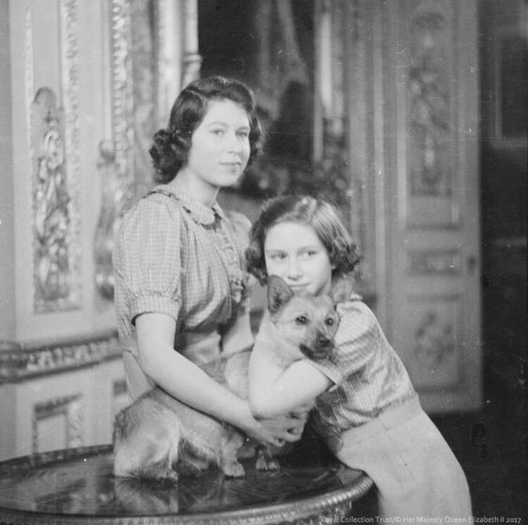 Isabel y Margarita en el Palacio de Buckingham tras la abdicación de su tío y el ascenso al trono de su padre (Archivo Casa Real)