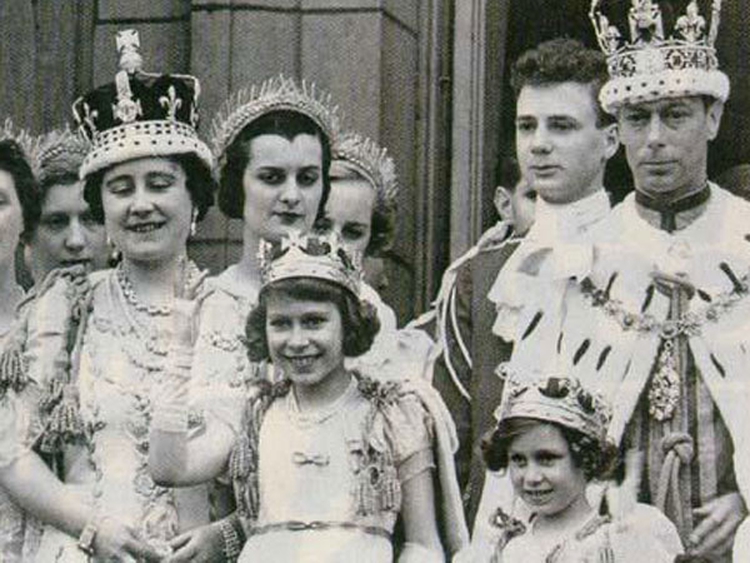 Las princesas, durante la coronación de su padre Jorge VI, en 1937.