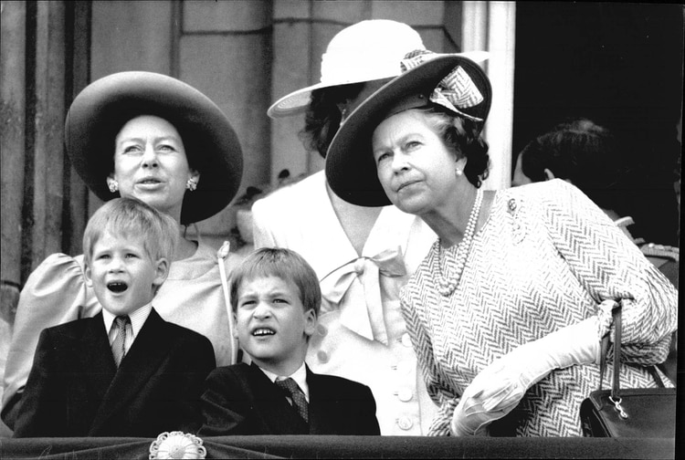 La princesa Margarita y la reina Isabel II, con Guillermo y Harry, durante la ceremonia de aviones militares Tropping the Colour de 1989. (Parnell/ANL/Shutterstock)
