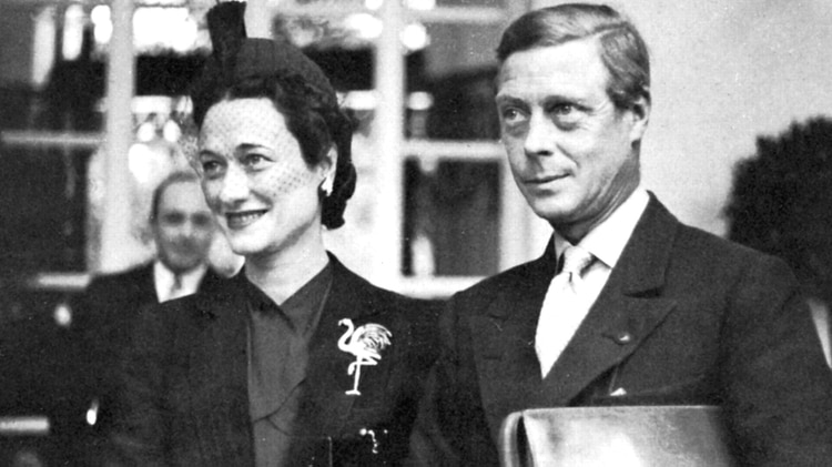 Eduardo VII tras la abdicación, junto a su mujer, Wallis Simpson, en 1938 (Shutterstock)