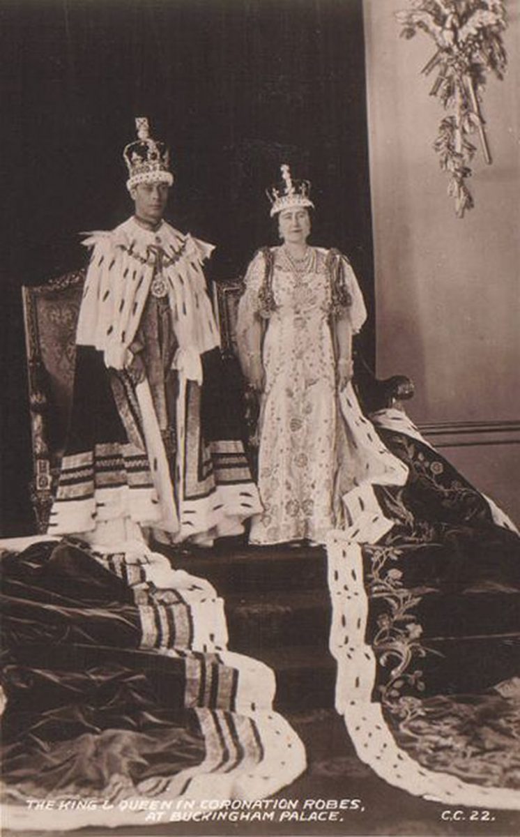 Jorge VI durante su coronación, con su esposa, la reina Isabel, que luego sería la reina madre. 