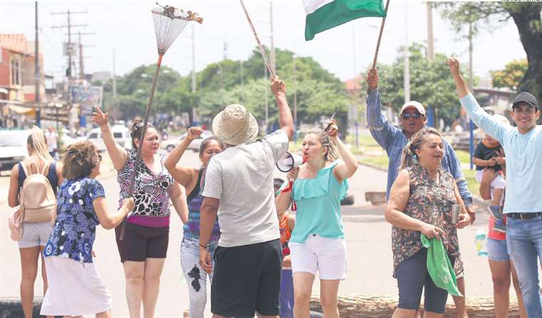 Un grupo de vecinos no solo bloquea un punto de la ciudad, sino también hace escuchar su voz a quienes circulan por el lugar. Foto: Ricardo Montero