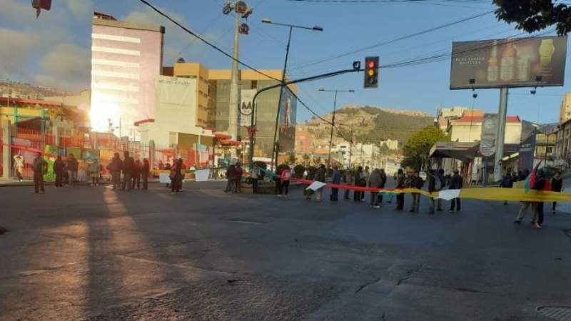 Calles de La Paz amanecen bloqueadas y suspenden salidas al interior del país