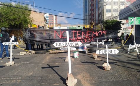 Bloqueo de los sectores que denuncian fraude en las elecciones en la calle 17 de Obrajes, en La Paz. Foto: Wálter Vásquez