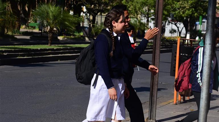 Estudiantes atraviesan un bloqueo, la semana pasada. | Carlos López