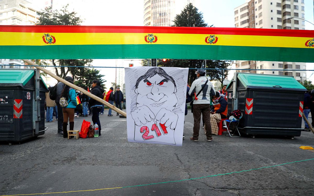 Un dibujo de Evo Morales en el que el presidente rompe una hoja con la fecha en que se desarrolló el referéndum en el que el pueblo rechazó un nuevo mandato del líder indígena (REUTERS/Kai Pfaffenbach)