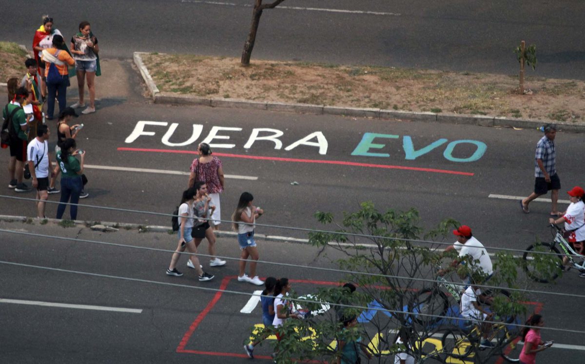 Un grupo de manfiestantes camina por las calles de Santa Cruz. 