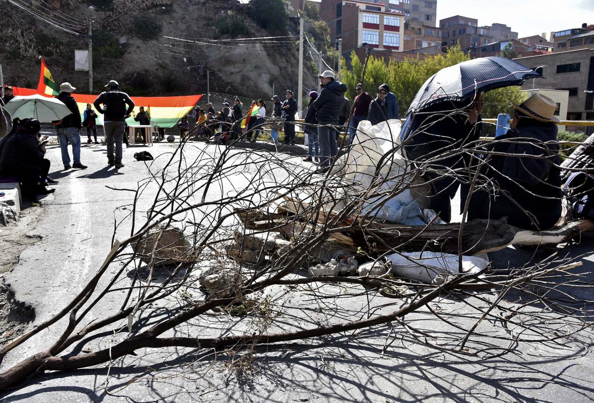 Los miembros de los comités cívicos bloquean una calle durante una huelga por los resultados de las elecciones del 20 de octubre en La Paz (Photo by AIZAR RALDES / AFP)